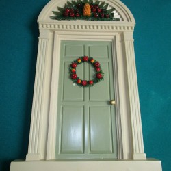 BYEHS CHOICE COLONIAL CHRISTMAS DOOR WALL DECOR 13 X 21