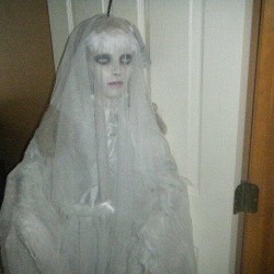 HALLOWEEN ZOMBIE BEAUTIFUL BRIDE EYES LIGHT UP HEAD AND ARMS MOVE CREEPY