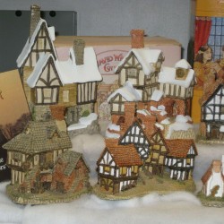 David Winter Cottages  18 Piece + Wall Hanging & Collectors Book Used