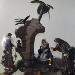 2003 The Bombay Company Christmas Nativity Scene  4 pcs, (Missing baby)  EX Cond