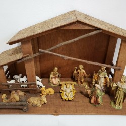 Vtg 15 pc Nativity Set & Large Wooden Creche Stable Italy Looks Like Fontanini ?