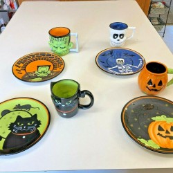 Pfaltzgraff 2009 Happy Halloween Plates 3D Embossed Mugs, Set of 4