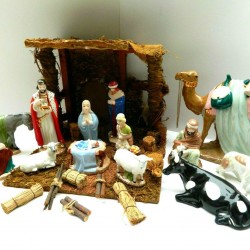 Vintage 1960's HOLLAND MOLD 26 Pc Glazed Christmas Nativity Set w/Wooden Stable